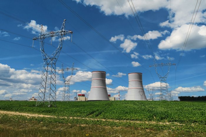 Традиционная энергетика основана на крупных централизованных источниках (атомная энергия, уголь), системе передачи достаточной мощности и одностороннем потоке электроэнергии.