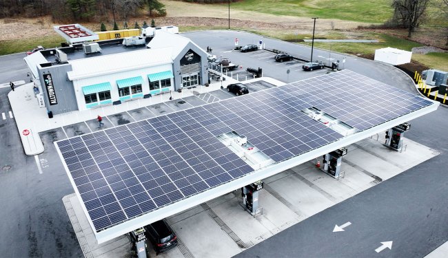 Солнечные батареи на парковке для автомобилей в удаленной мостности