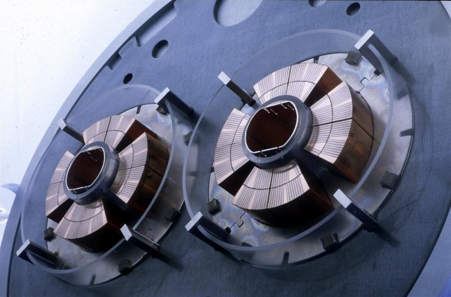 Сверхпроводящий квадрупольный магнит, используемый для фокусировки частиц в БАК (Большом адронном коллайдере)