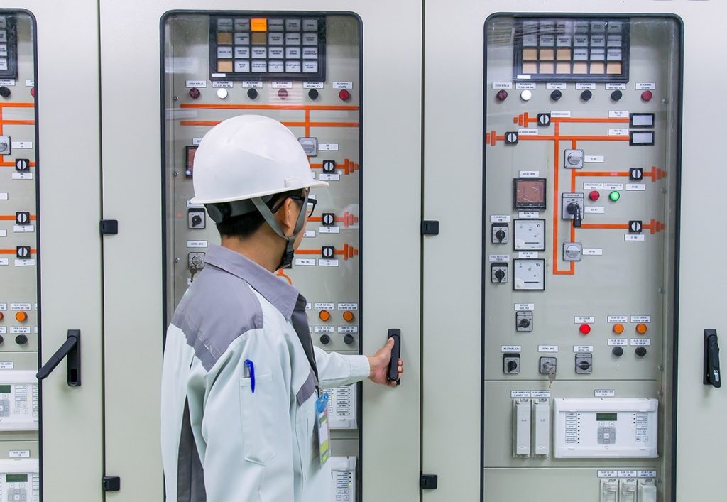 Современное оборудование защиты системы электроснабжения часто устанавливается вместе с системой управления в распределительных щитах здания