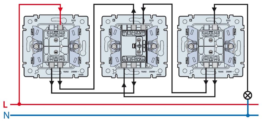Схема соединения выключателей между собой: посередине — крестовой с 4 контактами для соединения остальных переключателей между собой