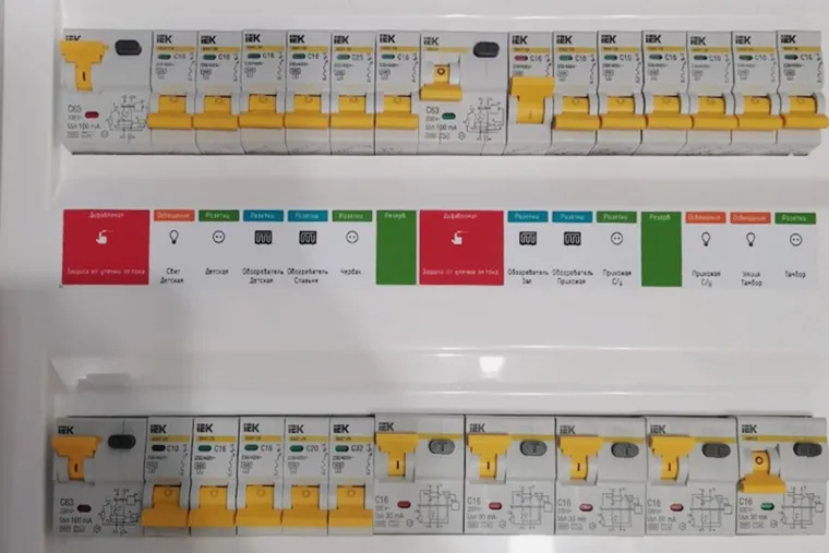 Обычные автоматические выключатели узкие, а АВДТ пошире и с кнопкой «Тест» на передней панели.